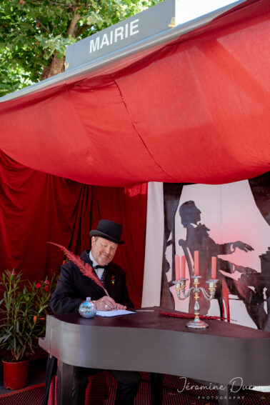 maître d'hôtel plume piano déguisement