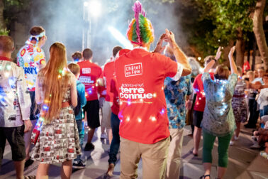 tee-shirt rouge homme crête colorée rendez-vous en terre connue