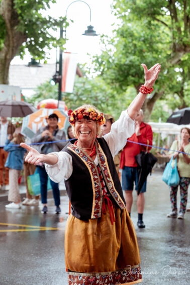 danseuse sourire éclatant bras en l'air