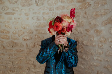 bouquet de fleurs devant visage mari
