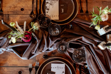 décoration table verres assiettes couverts roses bougies