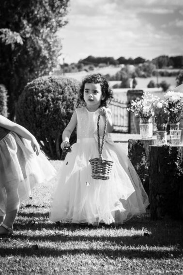 petite fille d'honneur panier pétales de rose