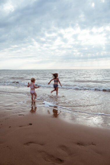 sœurs jouent plage mer