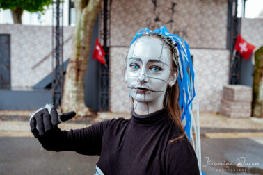 jeune fille maquillage déguisement yeux bleus
