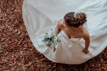 mariée vue de dessus tapis de feuille automne bouquet