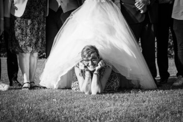 invitée sous robe mariée photo de groupe