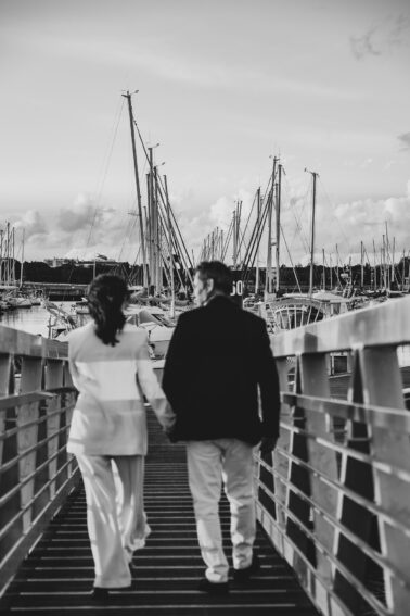 mari et femme main dans main port la rochelle