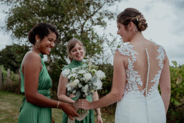 mariée témoins robes vertes bouquet de fleurs