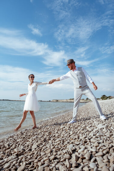 couple mariés plage mer galets