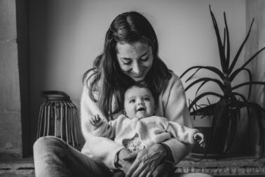 maman petite fille assise tailleur cheminée
