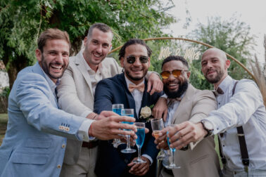 brochette d'hommes verres vin d'honneur