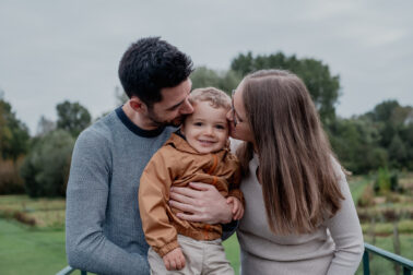 bisous petit garçon parents