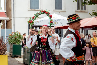 polonaise déguisée avec fleurs rouge