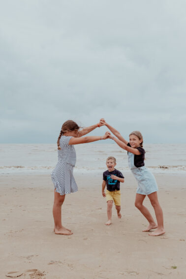 fratrie joue plage sable