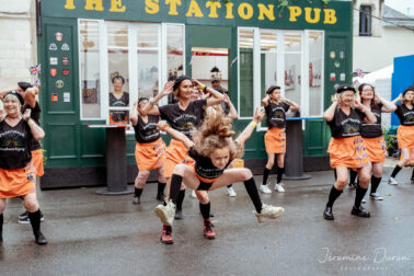 petite fille danse avec groupe orange et noir