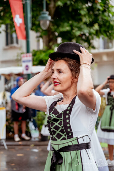 danseuse chapeau melon sous pluie