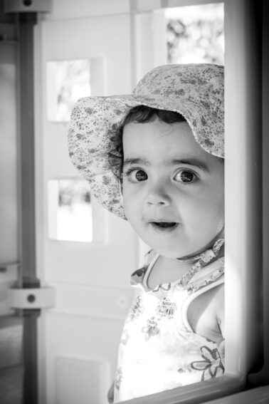 portrait petite fille cabane jardin