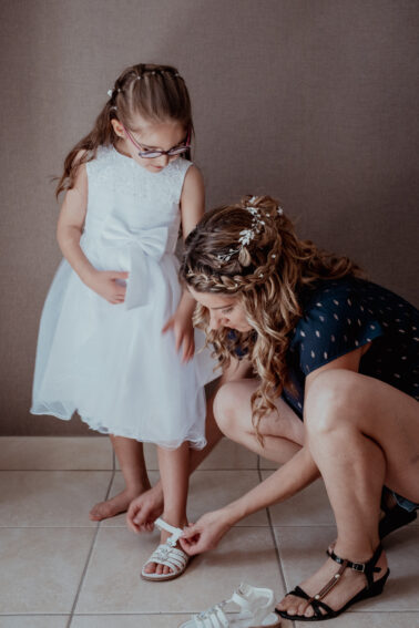 mise de chaussures petite fille mariée