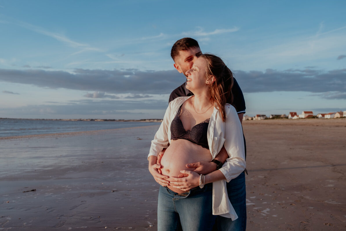 couple amoureux grossesse sous-vêtement chemise plage coucher de soleil