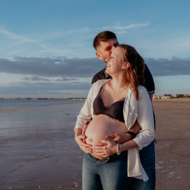couple amoureux grossesse sous-vêtement chemise plage coucher de soleil