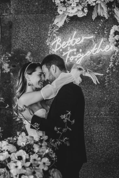 regard complice mari et femme bouquet fleurs néon