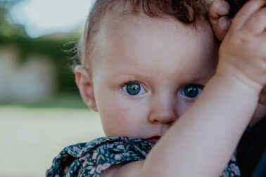 portrait petite fille regard vif yeux bleus