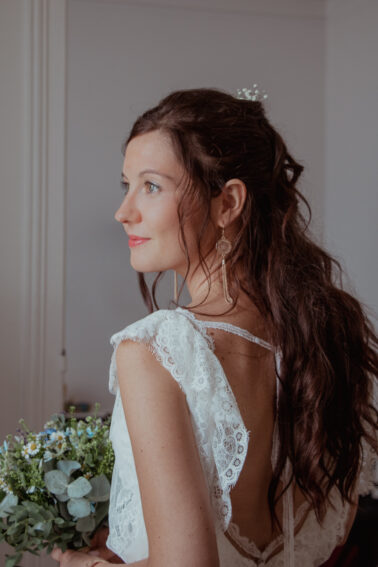 portrait mariée regard au loin bouquet