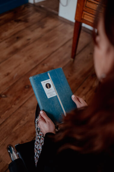 femme floutée agenda bleu mains