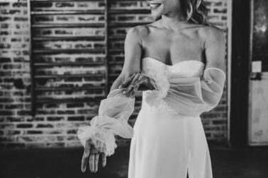 enfilage manche robe mariée