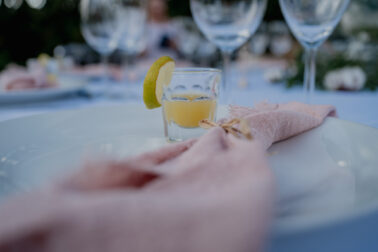 shooter boisson jaune citron serviette rose assiette blanche