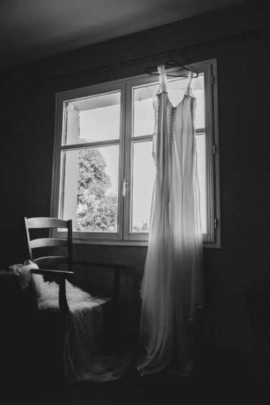 robe mariée suspendue fenêtre