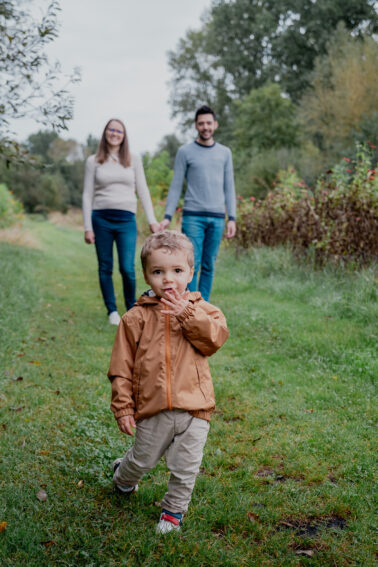 petit garçon parents arrière-plan nature