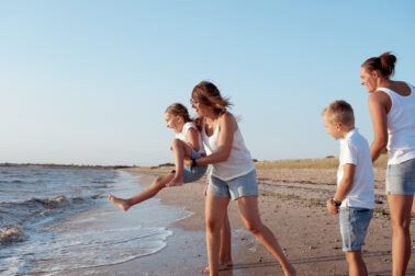 famille joue plage coucher soleil dress code bleu blanc