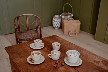 table en bois tasses bougies noisettes