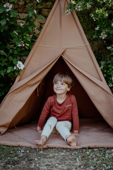 petit garçon tipi jardin