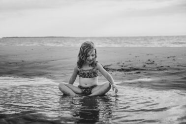 petite fille joue eau mer plage