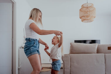 mère fille danse salon rire