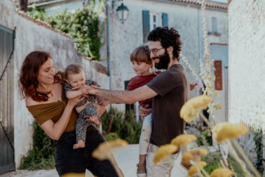 famille bébé mord doigt père ruelle