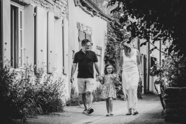 famille trois personnes ruelles marche
