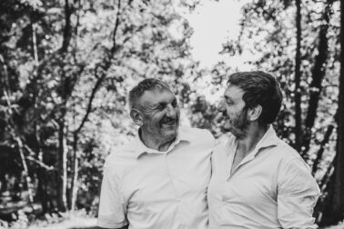 regard complice père fils forêt