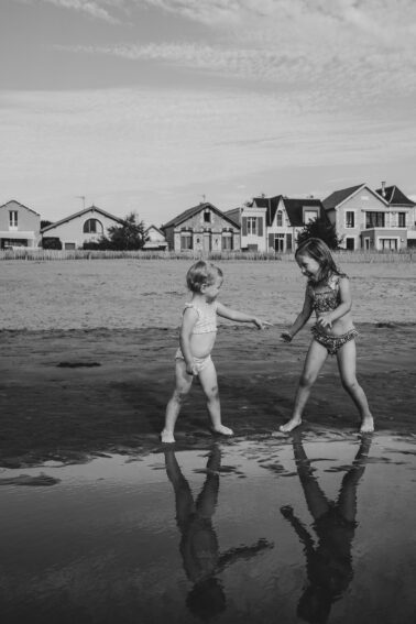 sœurs jouent plage sable