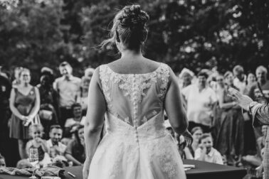 mariée de dos robe public invités