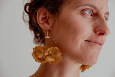 visage femme boucle d'oreille feuilles